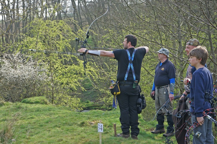 [free style archer taking aim]