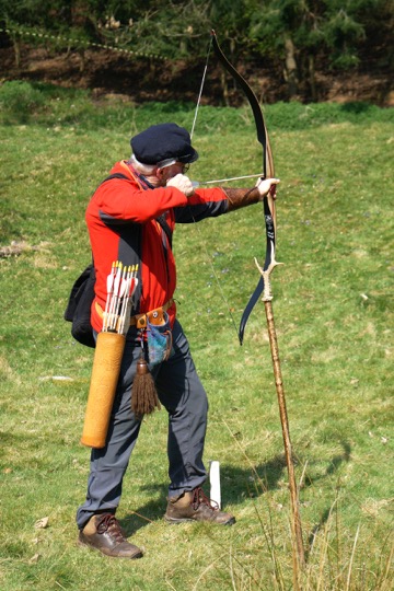 [recurve archer taking aim]